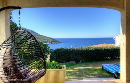 Ferienhaus Nr.61902 Gal&eacute;ria - Corse - G&icirc;te &agrave; Galeria, Balagne, Haute-Corse, labellis&eacute; G&icirc;tes de France : la terrasse avec vue mer