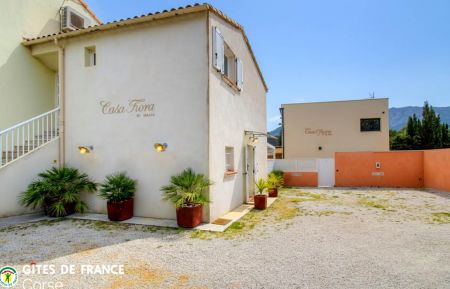 Ferienhaus Nr.64351 Calvi - Corse - G&icirc;te &agrave; Calvi, Balagne, Haute-Corse, labellis&eacute; G&icirc;tes de France : le parking et la maison