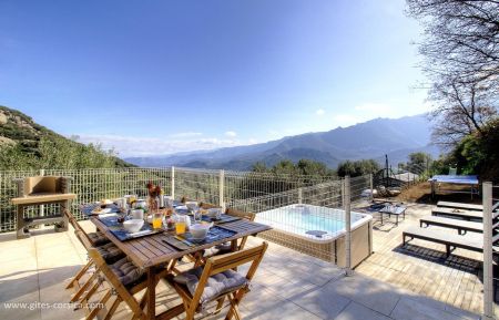 Ferienhaus Nr.55323 Cateri - Corse - G&icirc;te &agrave; Cateri, La Balagne, Haute-Corse, labellis&eacute; G&icirc;tes de France : la terrasse avec la vue sur les montagnes