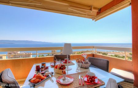 City Break n&deg;27871 Ajaccio - Corse - Gite-27871-Ajaccio_-Le_Grand_Ajaccio-corse-du-sud-labellis&eacute;-Gites-de-France- la terrasse