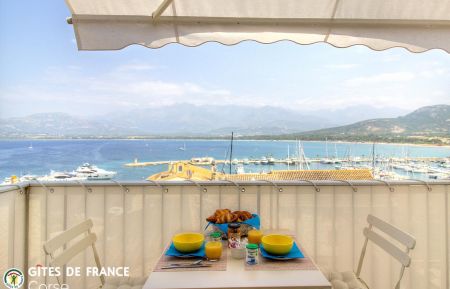 Ferienhaus Nr.64211 Calvi - Corse - G&icirc;te &agrave; Calvi, La Balagne, Haute-Corse, labellis&eacute; G&icirc;tes de France : le balcon avec vue sur le Golfe de Calvi