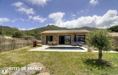 Ferienhaus Nr.27592 Figari - Corse - Gite &agrave; Figari, Corse du sud, labellis&eacute; G&icirc;tes de France : la piscine et la maison