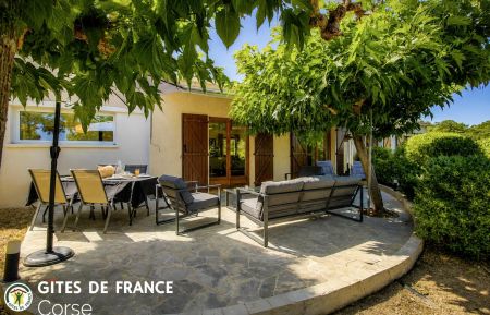 Ferienhaus Nr.28851 Ajaccio - Corse - Gite &agrave; Ajaccio, Le Grand Ajaccio, Corse du Sud, Labellis&eacute; G&icirc;tes de France : la terrasse et la maison