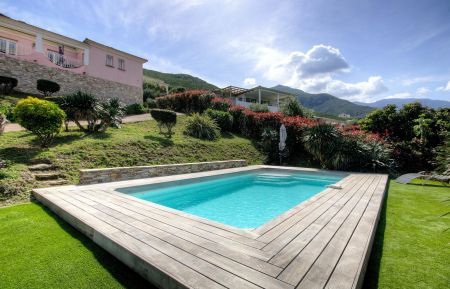 Ferienhaus Nr.62121 Sisco - Corse - G&icirc;te &agrave; Sisco, Grand Bastia, Haute-Corse, labellis&eacute;e G&icirc;tes de France : la piscine et la maison
